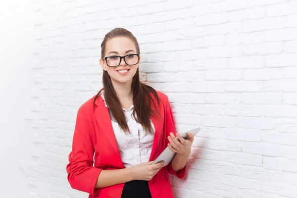 व्यावसायिक महिला टॅब्लेट संगणक वापर लाल जाकीट चष्मा आनंदी स्मित घाला — स्टॉक फोटो, इमेज