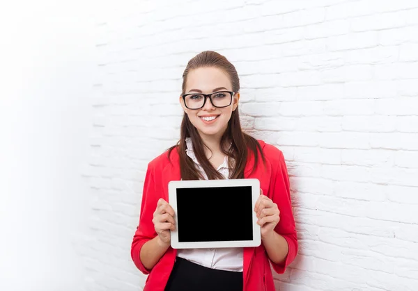 Kobieta interesu Pokaż ekran komputera tablet z pusta kopia miejsce zużycia, czerwona kurtka okulary szczęśliwy uśmiech — Zdjęcie stockowe