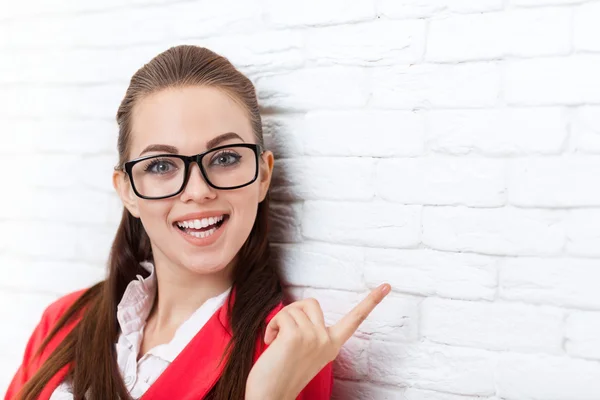 Empresária apontar dedo para cima para copiar espaço usar óculos jaqueta vermelha sorriso feliz — Fotografia de Stock