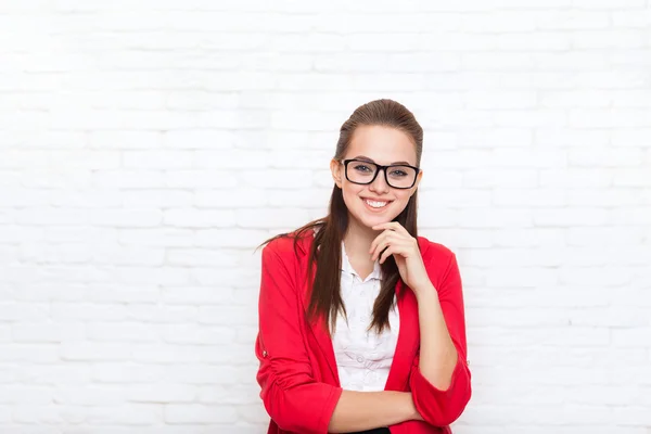 Businesswoman sonriente cara usar gafas chaqueta roja —  Fotos de Stock