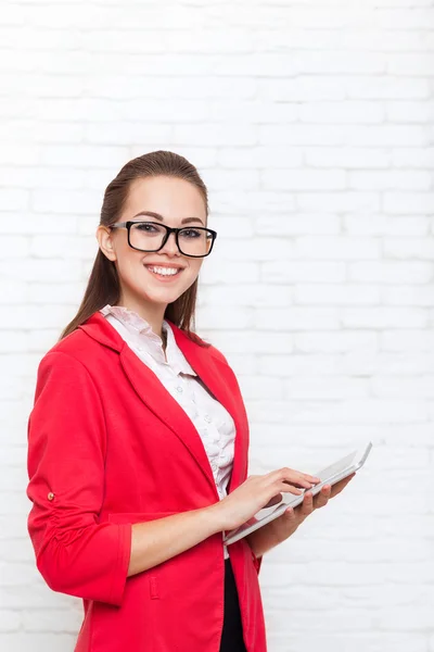 Empresária usar tablet computador tela de toque usar óculos jaqueta vermelha sorriso feliz — Fotografia de Stock