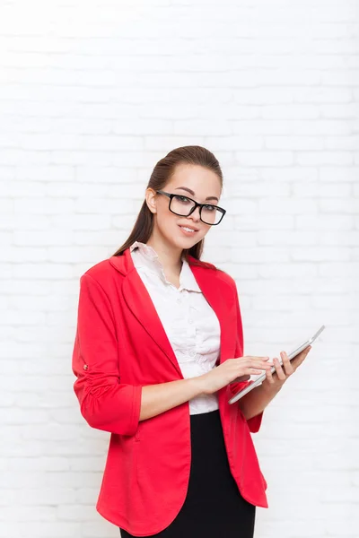 Geschäftsfrau nutzt Tablet-Computer-Touchscreen trägt rote Jacke Brille glückliches Lächeln — Stockfoto