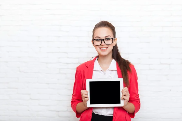 Empresária mostrar tablet tela do computador com espaço vazio cópia desgaste vermelho jaqueta óculos sorriso feliz — Fotografia de Stock