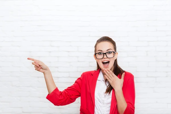 Emocionado dedo de la mujer de negocios para copiar espacio usar gafas chaqueta roja sonrisa — Foto de Stock