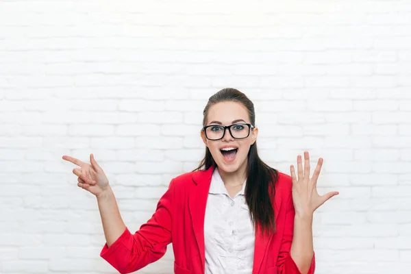 Emocionado dedo de la mujer de negocios para copiar espacio usar gafas chaqueta roja sonrisa — Foto de Stock