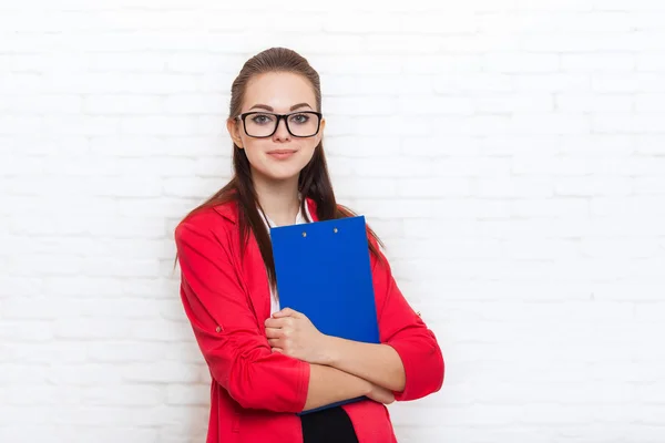 Podnikatelka drží složku úsměv nosit brýle červené sako — Stock fotografie