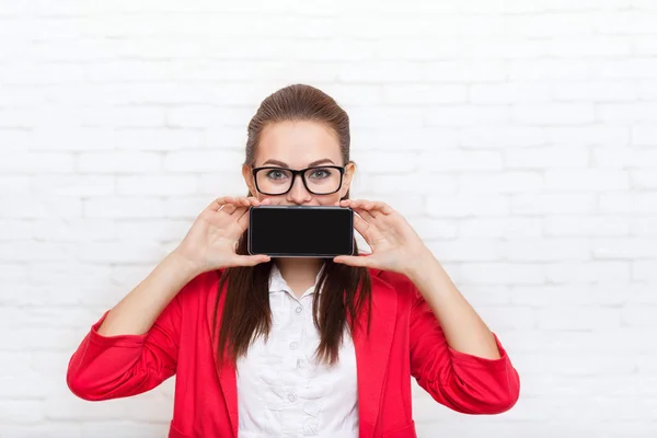 Empresária mostrar celular tela de telefone inteligente com espaço vazio cópia desgaste vermelho jaqueta óculos — Fotografia de Stock