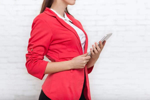 Mulher uso tablet computador desgaste casaco vermelho — Fotografia de Stock