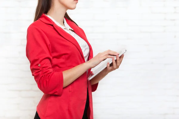 Frau benutzt Tablet-Computer trägt rote Jacke — Stockfoto