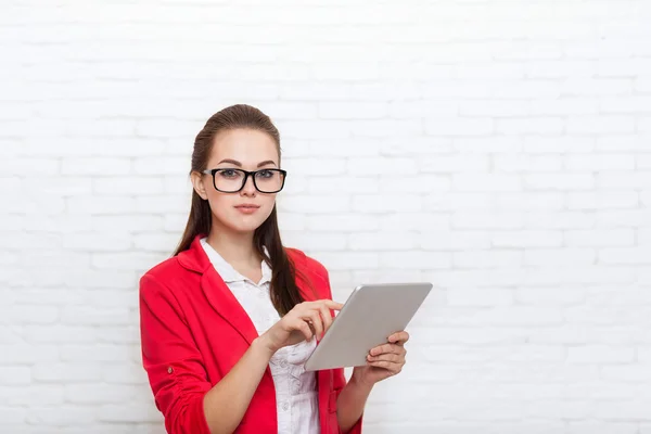 Geschäftsfrau mit Tablet-Computer-Touchscreen trägt rote Jacke — Stockfoto