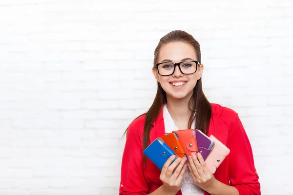 Empresária segurar cartões de visita carteiras sorriso feliz usar jaqueta vermelha — Fotografia de Stock