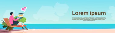 İş adamı serbest şezlong işadamı Laptop Beach yaz tatil tropikal ada kullanarak çalışma yer uzak