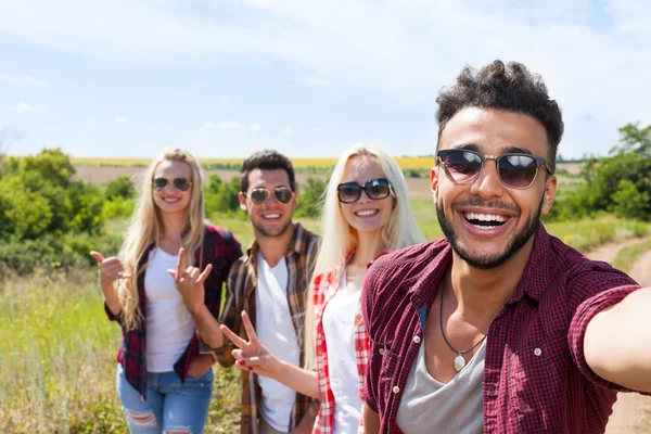 Homem segurar câmera de telefone inteligente tomando selfie foto amigos rosto sorriso de perto — Fotografia de Stock