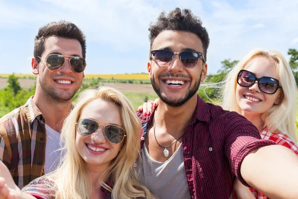 Homem segurar câmera de telefone inteligente tomando selfie foto amigos rosto sorriso de perto — Fotografia de Stock