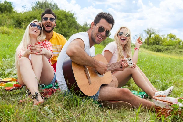 Junge Leute hören Kerl spielen Gitarre Gruppe Freunde Sommertag — Stockfoto