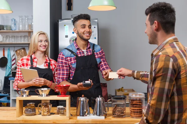 Barista client de service donner facture de paiement par carte au comptoir de café bar — Photo