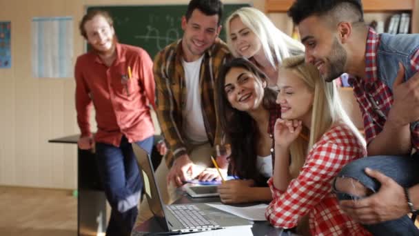 Estudiantes usando computadora portátil personas grupo sonrisa discutir — Vídeos de Stock