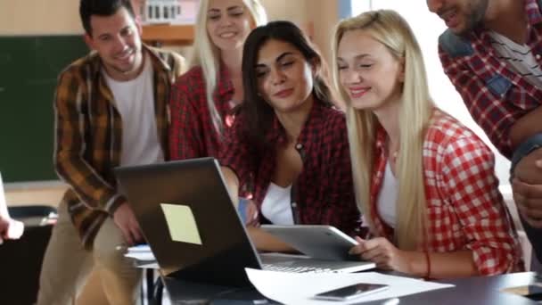 Diákok segítségével laptop tabletta számítógép emberek csoport mosoly — Stock videók