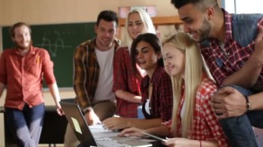 Laptop tablet bilgisayar insanlar kullanan öğrenciler grup gülümsemek