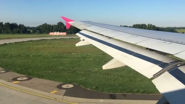Самолёт приземляется в аэропорту — стоковое видео
