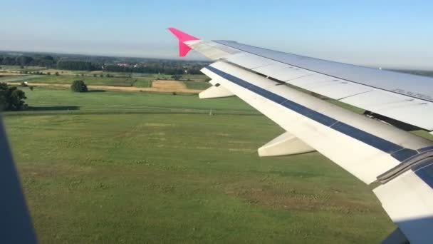 Flugzeug landet auf Flughafen — Stockvideo