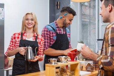 Barista hizmet istemci vermek cam çay kahve dükkanı bar tezgahında