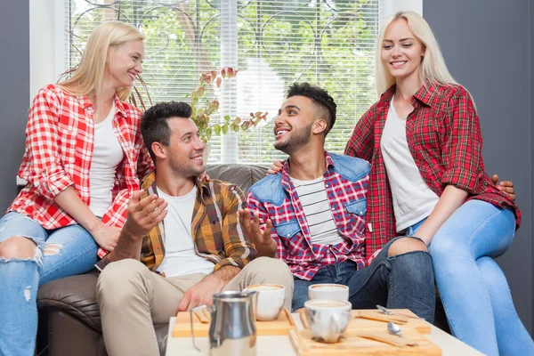 Young people drink coffee shop, friends sitting table smiling — Stock fotografie