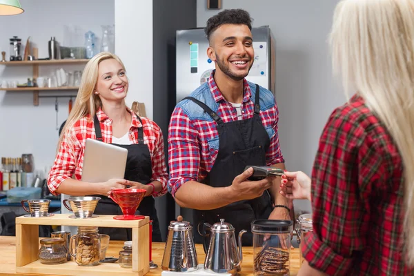 Barista client de service donner facture de paiement par carte au comptoir de café bar — Photo