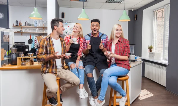 Människor vänner dricka kafé talande skratta med barista sitter vid bardisk — Stockfoto