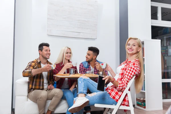 Young people drink coffee shop, friends sitting table smiling — Stockfoto