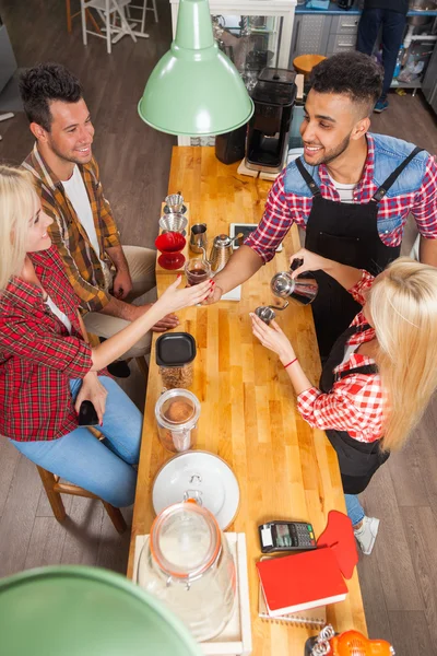 Barista portie klanten geven kopje koffie bar toonbank — Stockfoto