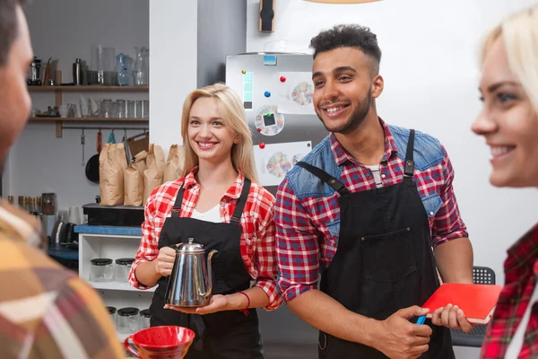 Barista clients de service donnent tasse café café comptoir — Photo