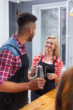 Barista hizmet müşteri Kupası kafe bar counter vermek