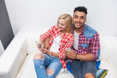 Çift oturan kanepe kucaklamak karışımı yarış adam kadın