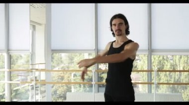 Dans eden adam modern bale dansçısı dans stüdyosunda gerçekleştirir.