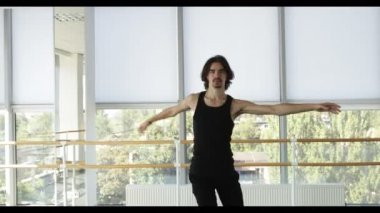 Dans eden adam modern bale dansçısı dans stüdyosunda gerçekleştirir.