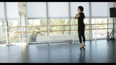 Dans eden adam modern bale dansçısı dans stüdyosunda gerçekleştirir.