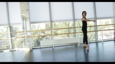 Dans eden adam modern bale dansçısı dans stüdyosunda gerçekleştirir.