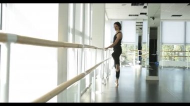 Dans eden adam modern bale dansçısı dans stüdyosunda gerçekleştirir.