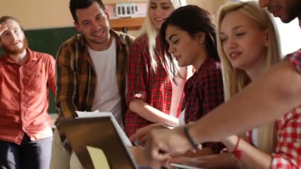 Studenten met behulp van laptop tablet computer mensen groep glimlach — Stockvideo