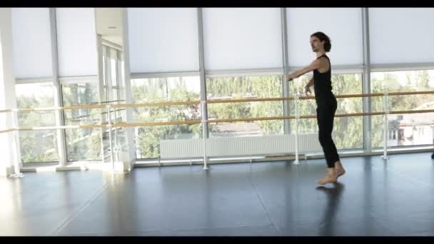 男モダン ・ バレエ ダンサーのダンス スタジオでダンスを実行します。 — ストック動画
