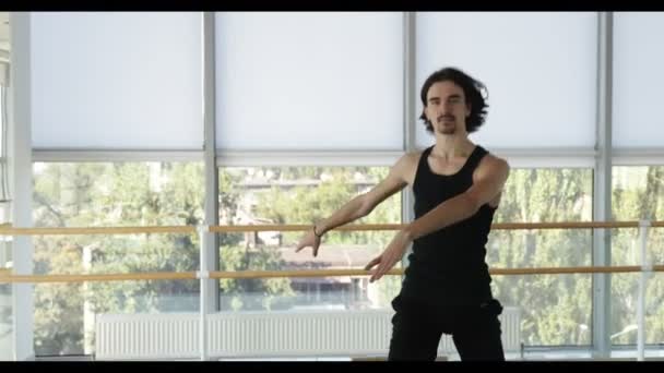 Dansende man moderne balletdanser voert dans in studio — Stockvideo