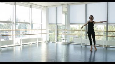 Dans eden adam modern bale dansçısı dans stüdyosunda gerçekleştirir.