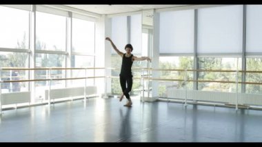 Dans eden adam modern bale dansçısı dans stüdyosunda gerçekleştirir.