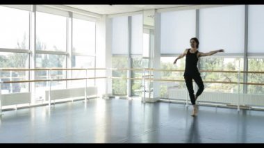 Dans eden adam modern bale dansçısı dans stüdyosunda gerçekleştirir.