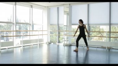 Dans eden adam modern bale dansçısı dans stüdyosunda gerçekleştirir.