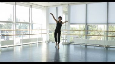 Dans eden adam modern bale dansçısı dans stüdyosunda gerçekleştirir.