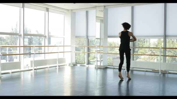 Dançando homem moderno bailarino de balé executa dança em estúdio — Vídeo de Stock