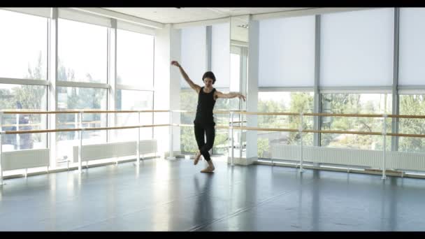 Dançando homem moderno bailarino de balé executa dança em estúdio — Vídeo de Stock