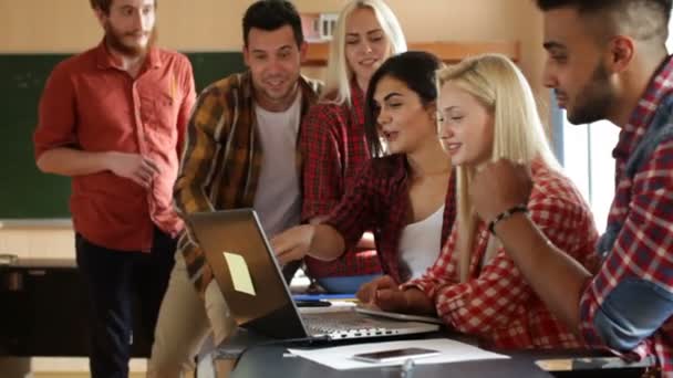 Students using laptop tablet computer people group smile — Stock Video